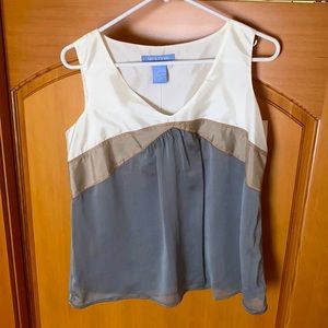 Woman’s sleeveless top. Light weight with liner